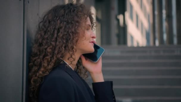 Close Mulher Falar Telefone Celular Fora Escritório Cidade Caucasiano Feliz — Vídeo de Stock