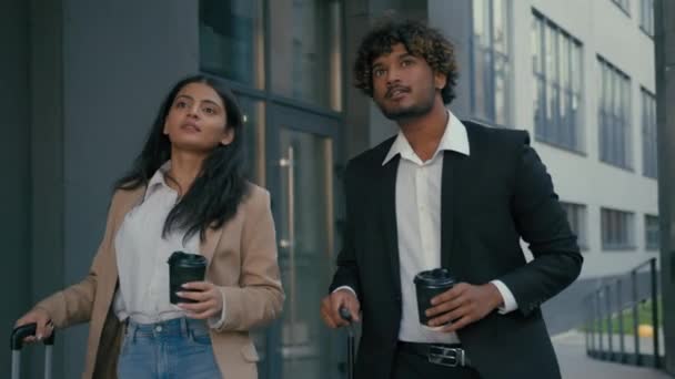 Beszélő Üzleti Munkatársak Kollégák Városban Mosolygós Arab Férfi Üzletember Indiai — Stock videók