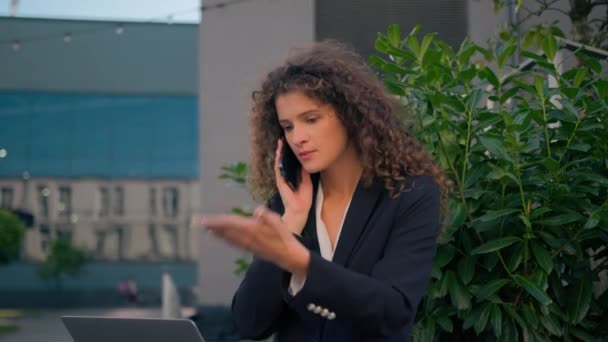 Estressado Mulher Caucasiana Feminino Menina Trabalho Com Laptop Falar Telefone — Vídeo de Stock