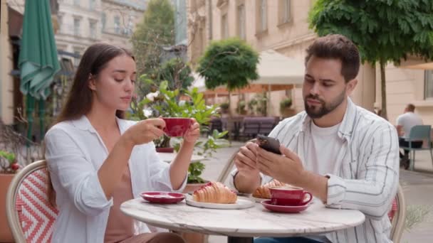 Jonge Gefrustreerde Teleurgestelde Vrouw Boos Beledigd Drinken Koffie Stad Buiten — Stockvideo