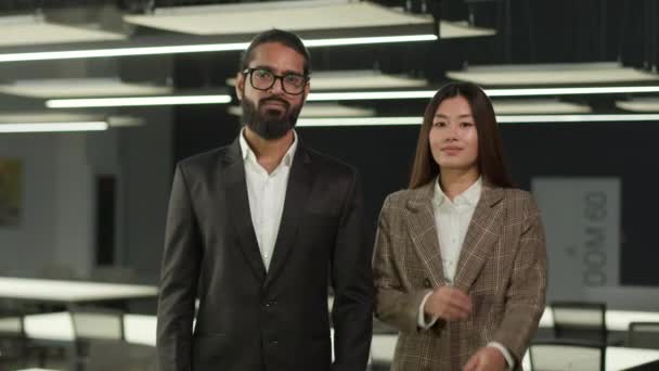 Két Multiracionális Kolléga Munkatársak Változatos Üzletemberek Partnerek Többnemzetiségű Vezetők Ázsiai — Stock videók