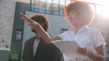 Şehirdeki iş ortakları, sözleşmeli belgelerle çeşitli meslektaşları şehir inşaat müteahhidi, emlakçı gökdelenler emlak uzmanı, emlak uzmanı kadın, müşteri geliştirme uzmanına danıştılar.