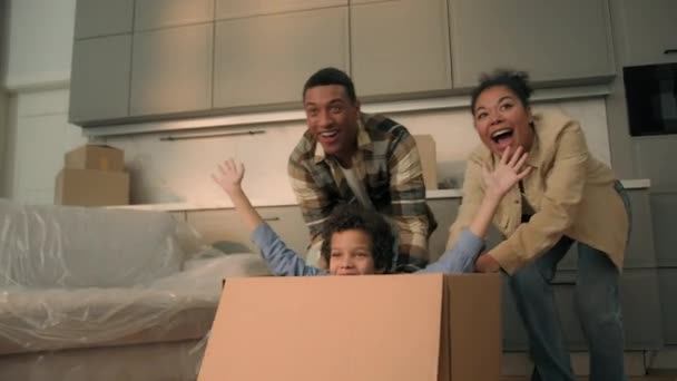 Happy African American Familie Feire Flytting Nytt Hjem Gledelig Mor – stockvideo
