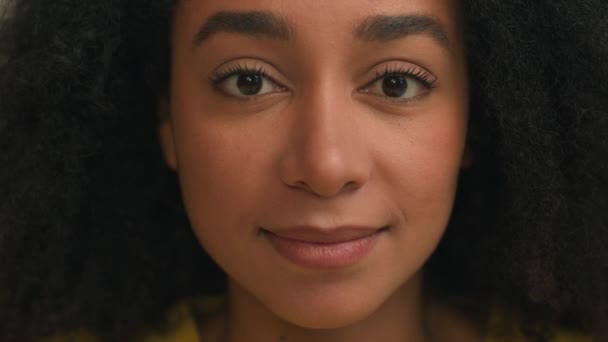 クローズアップ アフリカ系アメリカ人の少女 魅力的な女性の肖像画 幸せな喜びの性別 エスニック ビジネスマン カメラ 歯科微笑み — ストック動画