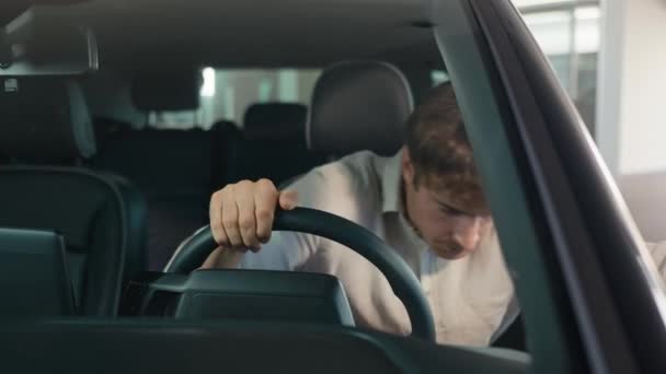 自動車の問題の内部に座っている新しい現代電気自動車の開いたドアのコーカサス人のビジネスマン男性男性の男は 疲れた健康トラブルの疲労ストレスうつ病感情レンタカーで疲れました — ストック動画