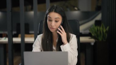 Gülümseyen iş kadını kadın yönetici kız işkadını işkadını ofis çalışanı danışman iş yerindeki satış görevlisi müşteriyle dostça konuşmaktan mutlu.