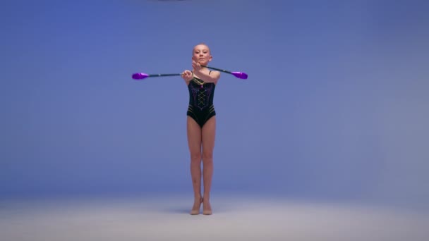 Konstnärlig Liten Flicka Skolflicka Barn Kvinna Gymnast Akrobat Jonglör Dansare — Stockvideo