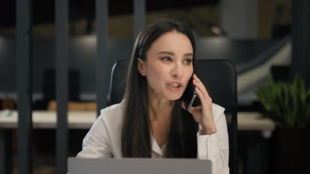 Mulher Negócios Caucasiana Conversando Com Raiva Respondendo Telefonema Celular Distante — Vídeo de Stock