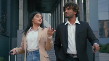 İki farklı etnik çeşitliliğe sahip ortak iş seyahatine birlikte çıkıyor. İş seyahatleri hakkında konuşuyor. Anlaşma bavullarını tartışıyor.