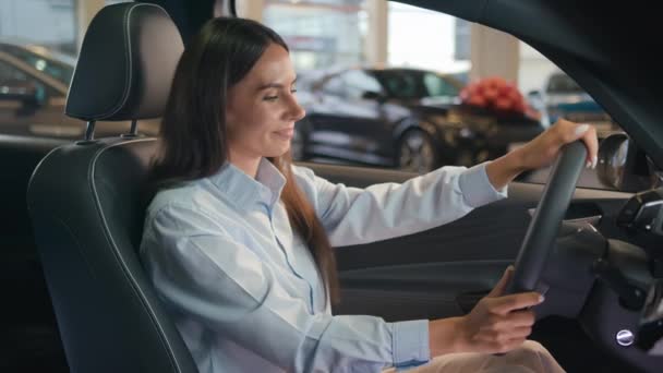 Happy Caucasian Kobieta Wybrać Nowy Samochód Salonie Samochodowym Patrząc Wokół — Wideo stockowe