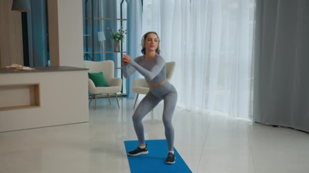 Mutlu Atletik Kadın Oturma Odasında Antreman Yapıyor Kadın Jimnastik Kalçaları — Stok video