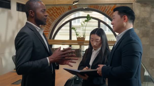 Афроамериканец Бизнесмен Беседует Корейцем Азиатским Парнем Коллегами Мужчинами Двумя Мужчинами — стоковое видео