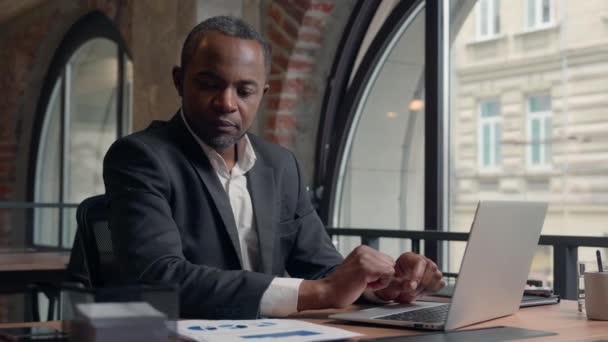 在论文研究中 美国黑人中年企业家打字笔记本电脑 电脑商人 — 图库视频影像