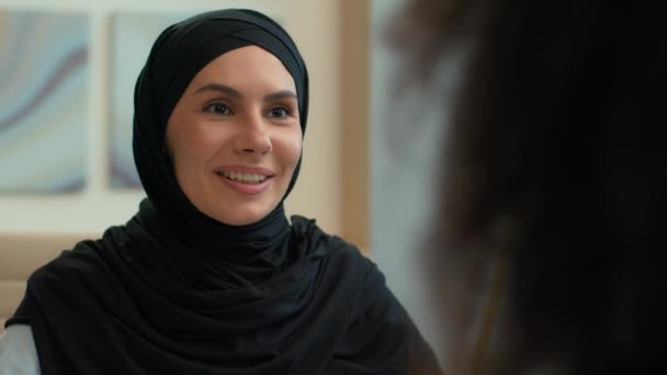 Arabian Feliz Sonriente Mujer Negocios Musulmana Chica Islámica Mujer Hijab — Vídeos de Stock