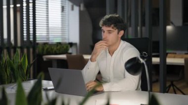 Yorgunluktan bitkin düşmüş aşırı çalışma Kafkasyalı iş adamı patron erkek ofis çalışanı yönetici iş adamı dizüstü bilgisayarla çalışan esneme hareketi uykunun esnemesini istiyor.