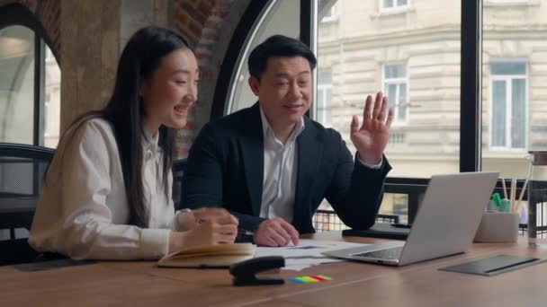 Två Asiatiska Affärskollegor Koreanska Medarbetare Kinesiska Vuxna Medelålders Man Affärsman — Stockvideo