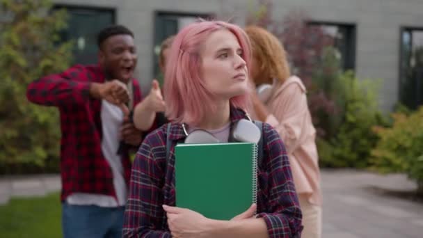 Trauriger Stress Verängstigte Schülerin Studentin Frau Informelle Hipster Mit Rosa — Stockvideo