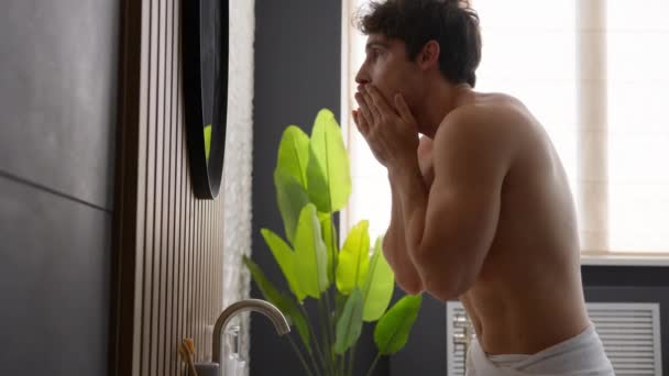 Unwohl Besorgt Ängstlichen Männlichen Nackten Gestressten Kerl Leiden Schlechtes Gefühl — Stockvideo