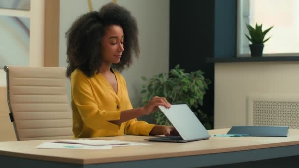 Afroamerikanische Geschäftsfrau Geschäftsfrau Mädchen Beenden Remote Arbeit Durchgeführt Computerprojekt Ende — Stockvideo
