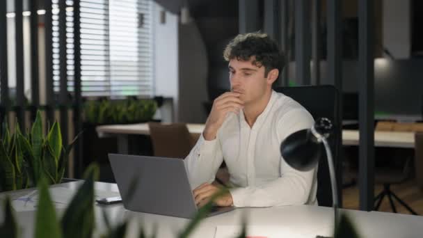 Yorgunluktan Bitkin Düşmüş Aşırı Çalışma Kafkasyalı Adamı Patron Erkek Ofis — Stok video