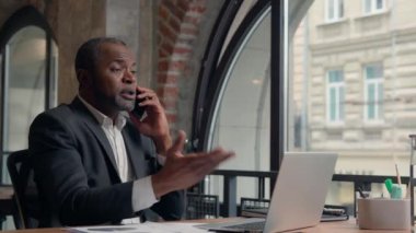 Kızgın kızgın kızgın tartışmalı tartışma sorunu tartışmalı Afrikalı Amerikalı erkek işvereni kötü sonuç cep telefonu iş adamı erkek ofiste dizüstü bilgisayar kontrol belgeleri çoklu görev stres