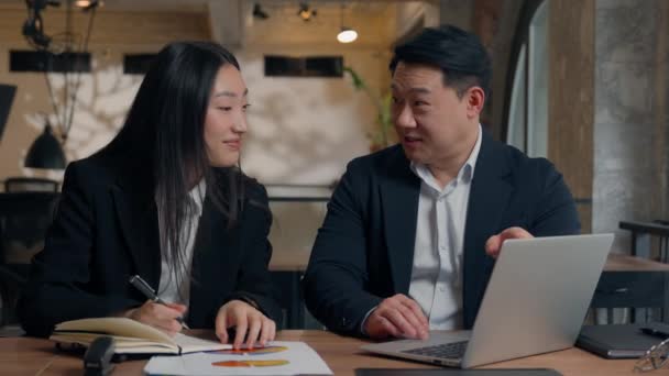 Двое Азиатских Коллег Бизнесу Корпоративные Коллеги Партнеры Корейский Бизнесмен Мужчина — стоковое видео