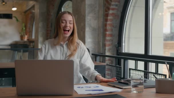 ハッピーエキサイティングな白人女性ワーカービジネス女性雇用主デザイナーガールビジネスマンは 財務成功の完全な仕事笑顔を踊るオフィスチェアで回転する良い結果を祝います — ストック動画