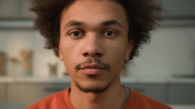 Tek başına yakın portre sakin ciddi Afrikalı Amerikalı adam erkek etnik ev sahibi ev sahibi genç öğrencilere ev içi sağlık sigortası pozu veren kameraya bakan emlakçı.