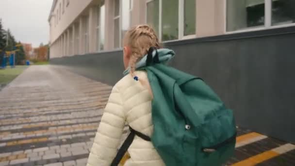 Back View Little Girl Backpack Run Sidewalk City Daughter Offspring — Stock Video