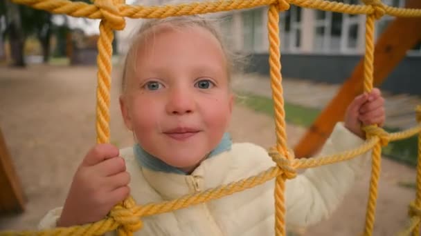 Menina Playground Brincalhão Mostrar Língua Mimos Diversão Sorrindo Infância Criança — Vídeo de Stock