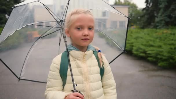 Klein Europees Meisje Kijken Naar Camera Glimlachen Holding Paraplu Regenachtig — Stockvideo