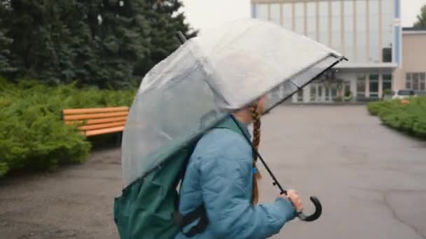 Flicka Spinning Hålla Paraply Leende Skratt Barn Semester Helg Skolflicka — Stockvideo
