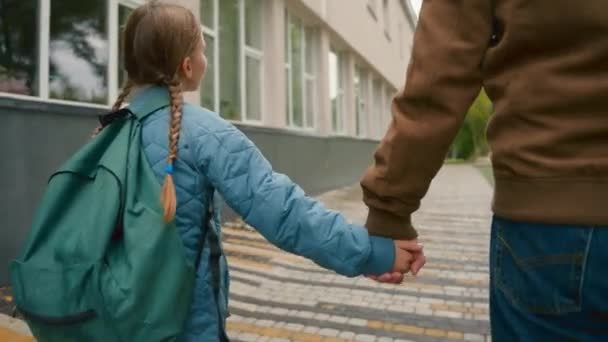 Rückansicht Kleines Mädchen Fuß Straße Stadt Freien Händchen Haltend Mit — Stockvideo