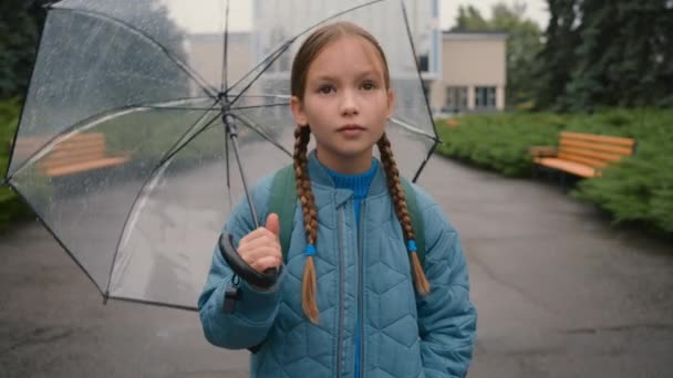 Menina Feliz Segurando Guarda Chuva Derramando Chuva Olhando Para Céu — Vídeo de Stock