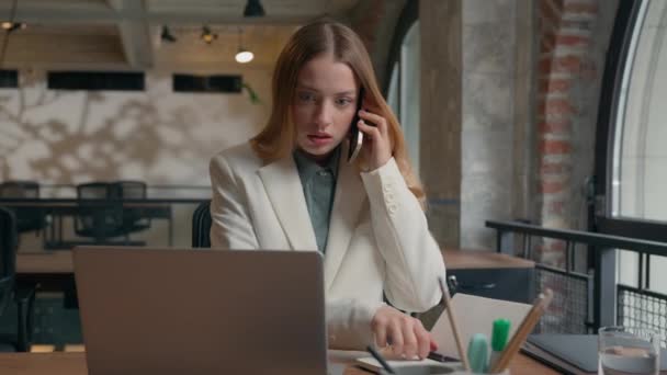Chocado Confuso Estressado Ocupado Multitarefa Negócio Caucasiano Mulher Empresária Trabalhador — Vídeo de Stock