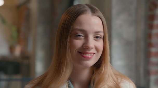 Επιχειρηματικό Πορτρέτο Καυκάσιος Χαμογελαστός Δόντια Ευτυχισμένη Επιχειρηματίας Μαθήτρια Κορίτσι Οικότροφος — Αρχείο Βίντεο