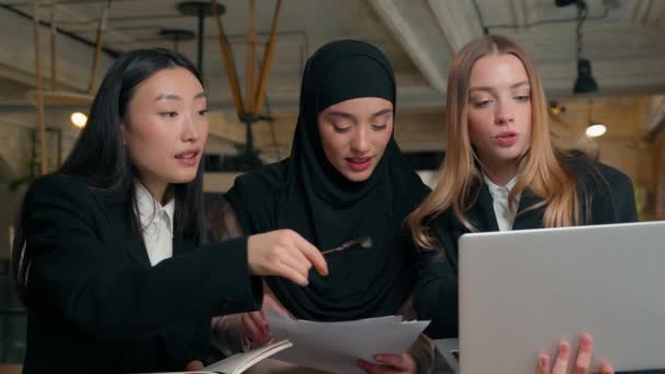 Multiracial Women Business Colleagues Multiethnic Businesswomen Girls Caucasian Asian Muslim — Vídeos de Stock