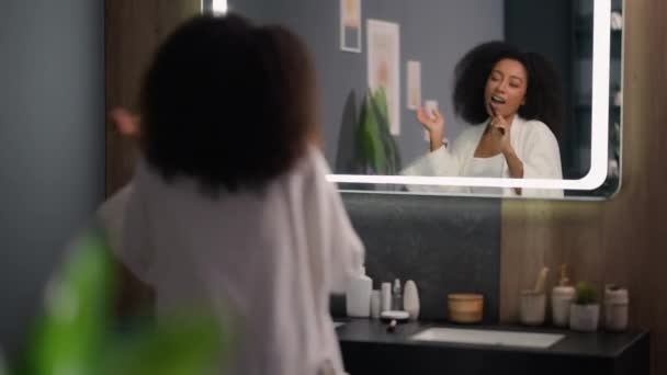 Morning Beauty Procedure Happy Girl Bathroom Fun Fooling Sing Song — Stock Video