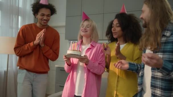 Születésnap Boldog Party Otthon Multiraciális Barátok Multietnikus Sokszínűség Emberek Énekelnek — Stock videók