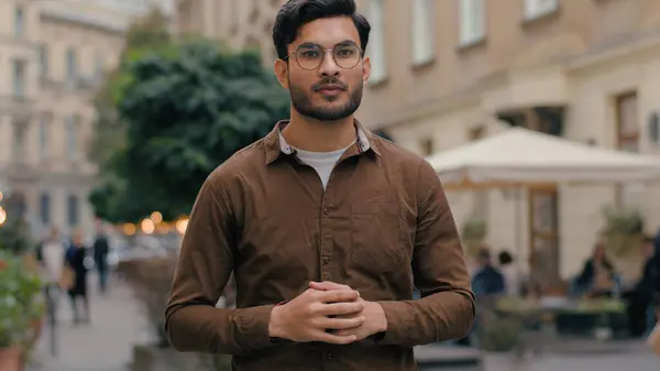 Szczęśliwy Uśmiechnięty Entuzjastyczny Indyjski Arabski Etniczny Mężczyzna Mężczyzna Facet Biznesmen Obrazek Stockowy