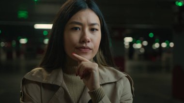 Düşünceli Asyalı kadın etnik Çinli Japon kızın kafası karışmış araba parkındaki Koreli kadının düşüncesi şüpheye yer bırakmayacak şüpheli şüpheli şüpheli şüpheli bir karar sorusu düşünün.