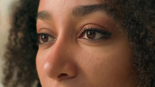 Zbliżenie Afroamerykanka Oczy Wzrok Widzenie Kobieta Patrząc Skóra Makijaż Koncentruje — Wideo stockowe