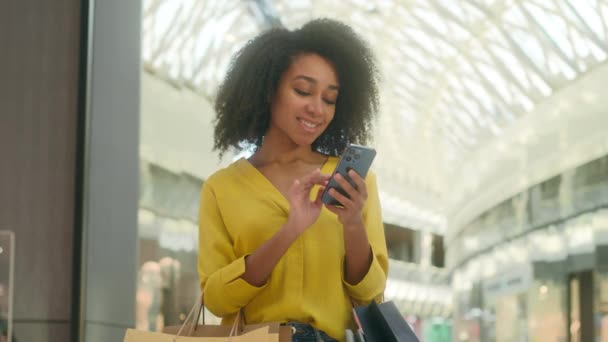 Glücklich Afroamerikanerin Lächelt Blick Auf Handy Telefon Bildschirm Einkaufszentrum Mit — Stockvideo