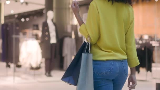 클로즈업 인식할 여자는 쇼핑몰 부티크 Shopaholic 프라이데이 패키지 청바지 스웨터 — 비디오