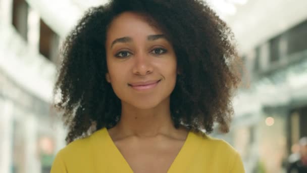 Close Confiante Encaracolado Africano Americano Mulher Olhando Para Câmera Sorrindo — Vídeo de Stock