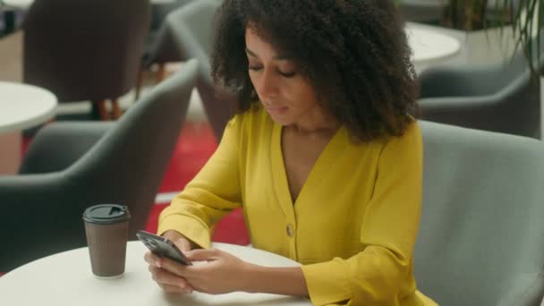 Nešťastná Afroameričanka Kavárně Držící Hlavu Smartphone Mobilní Telefon Mobilní Telefon — Stock video