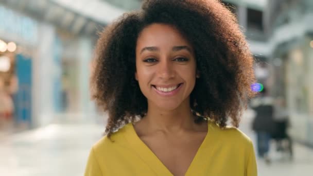 Zblízka Sebevědomí Africký Američan Žena Při Pohledu Kameru Zubatý Zubař — Stock video