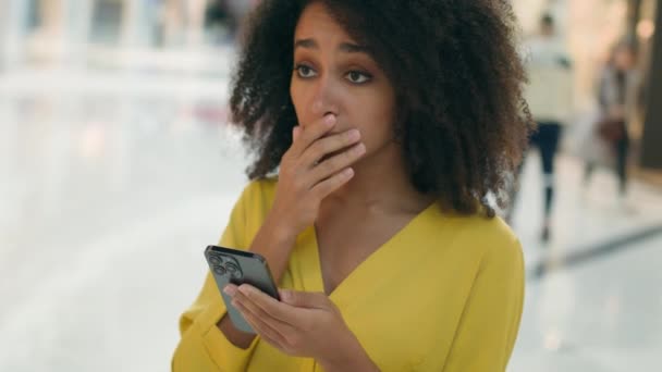 アフリカ系アメリカ人不幸な女性 スクリーン 携帯電話 スマートフォン 悪いニュース 電子ガジェット トラブル 間違い ストレス フラストレーション — ストック動画