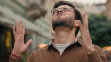 Sinirli, kızgın, sinirli, sinirli, Hintli, Arap, erkek, işadamı, iş adamı, müşteri, öfkeli müşteri, başarısız iş, tatmin edici, hayal kırıklığı, baş ağrısı.