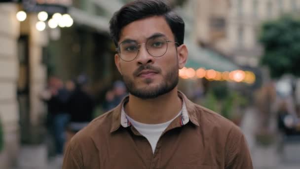 Close Portret Ontevreden Serieus Indiaas Arabisch Etnisch Man Student Zakenman — Stockvideo
